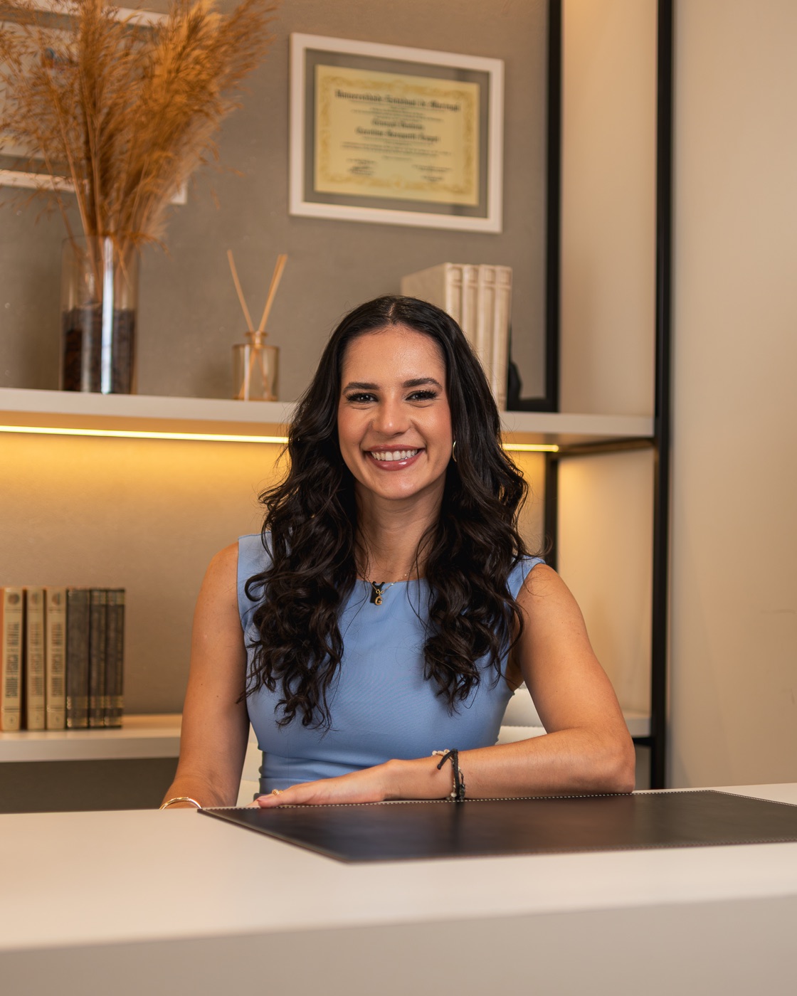 Dra. Lóren Faccin sorrindo no consultório